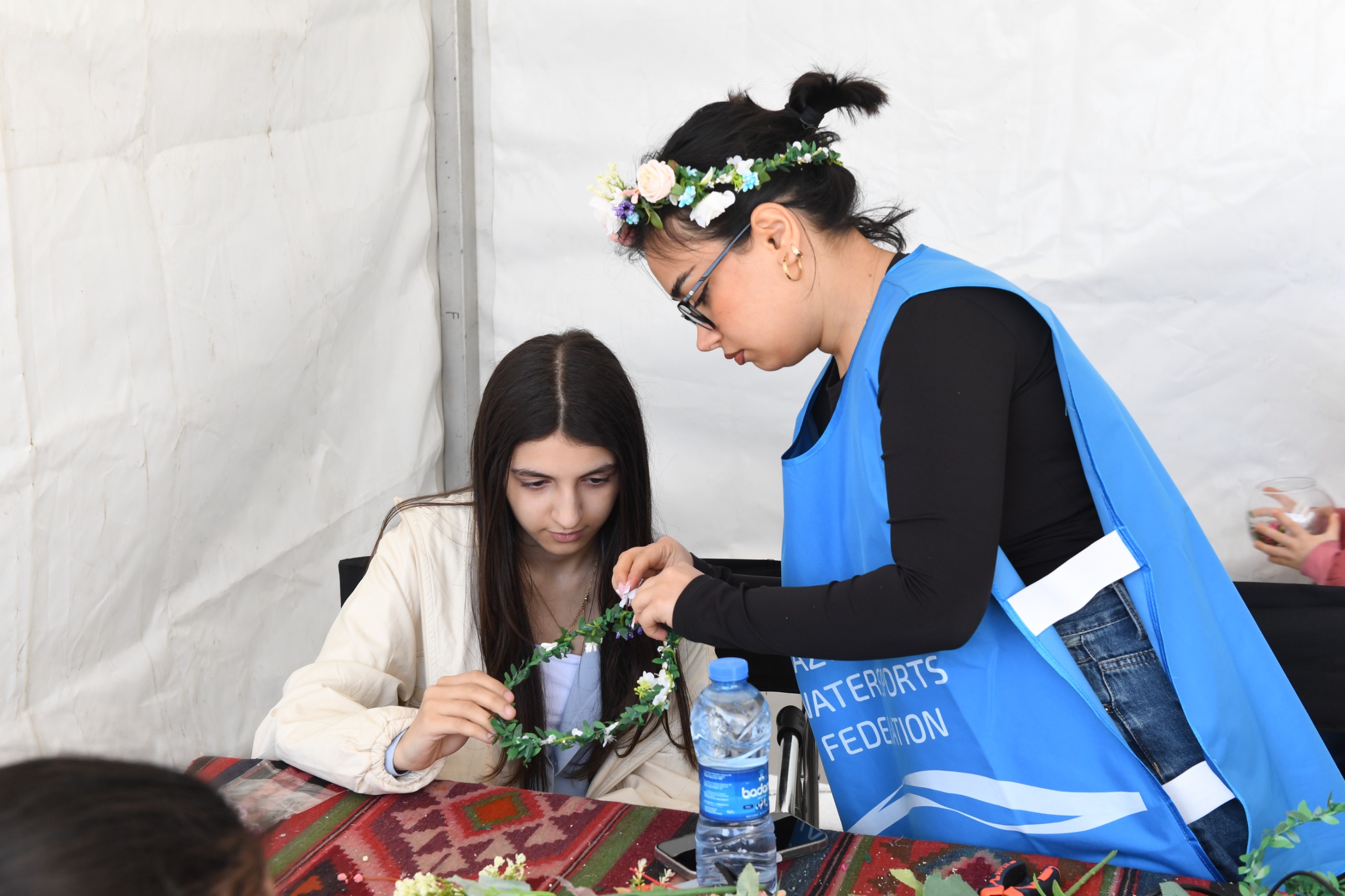 Bakıda Xəzərin suları avarçəkmə və yelkənli qayıqlarla bəzəndi (FOTO)